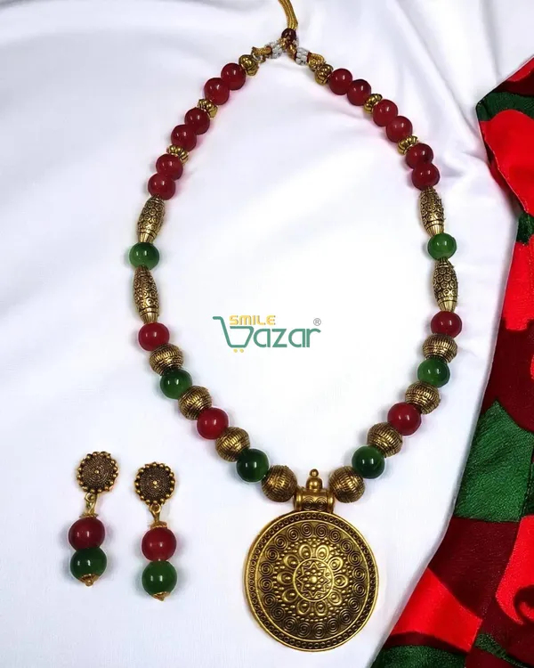 RED_AND_GREEN_DAZZLING_AESTHETIC_GLASS_BEADS_NECKLACE_SET_FOR_ALL_OCCASION