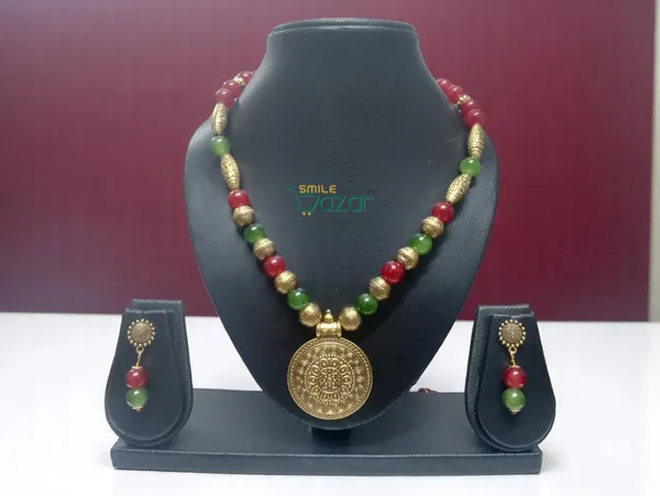 RED_AND_GREEN_DAZZLING_AESTHETIC_GLASS_BEADS_NECKLACE_SET_FOR_ALL_OCCASION