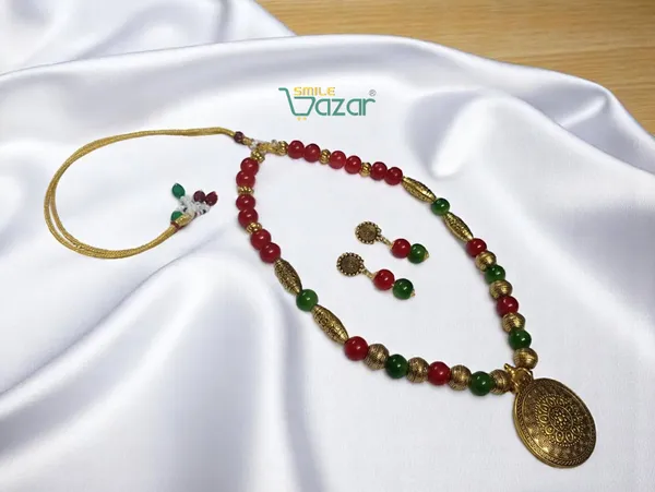 RED_AND_GREEN_DAZZLING_AESTHETIC_GLASS_BEADS_NECKLACE_SET_FOR_ALL_OCCASION