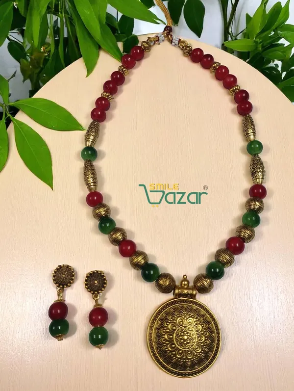 RED_AND_GREEN_DAZZLING_AESTHETIC_GLASS_BEADS_NECKLACE_SET_FOR_ALL_OCCASION