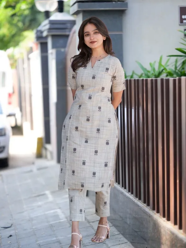 Yagnik_fashion_New_Festival_and_Daily_Wear_Stylish_Rayon_Kurta_Set_With_one_Side_Pocket
