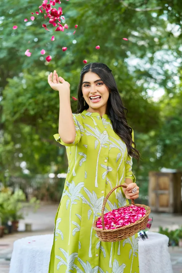 Yagnik_fashion_New_Festival_and_Daily_Wear_Stylish_Rayon_Kurta_Set_With_one_Side_Pocket