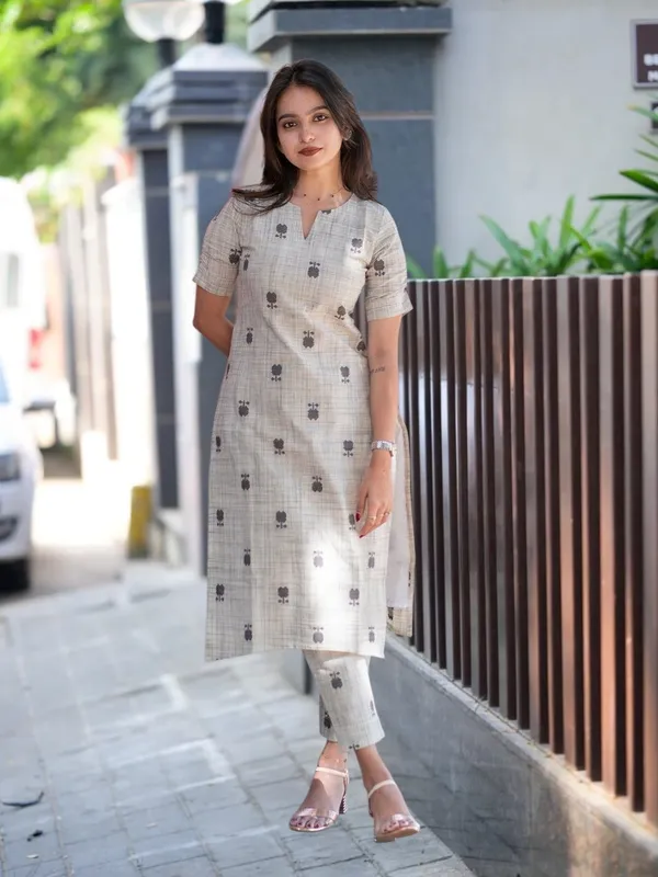 Yagnik_fashion_New_Festival_and_Daily_Wear_Stylish_Rayon_Kurta_Set_With_one_Side_Pocket