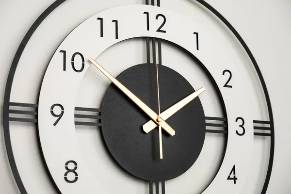 Black_And_White_Designer_Metal_Wall_Clock_For_Home/Office_&_Living_Room
