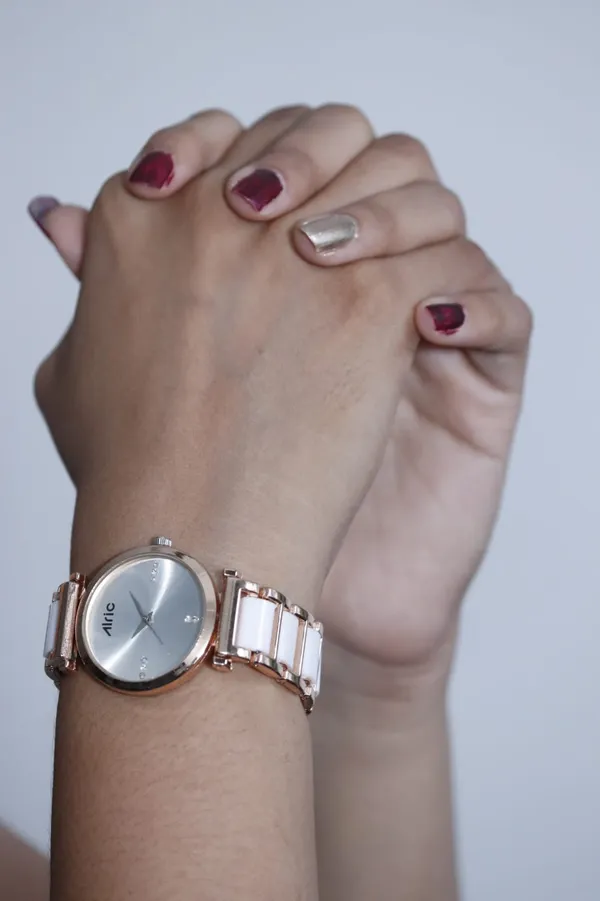 Rose_Gold_&_White_Round_Quartz_Analog_Wrist_Watch_For_Women_(13.6_Mm_Dial)
