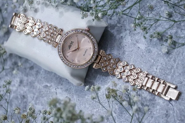 Gold_Round_Quartz_Analog_Wrist_Watch_For_Girls_(13.6_Mm_Dial)