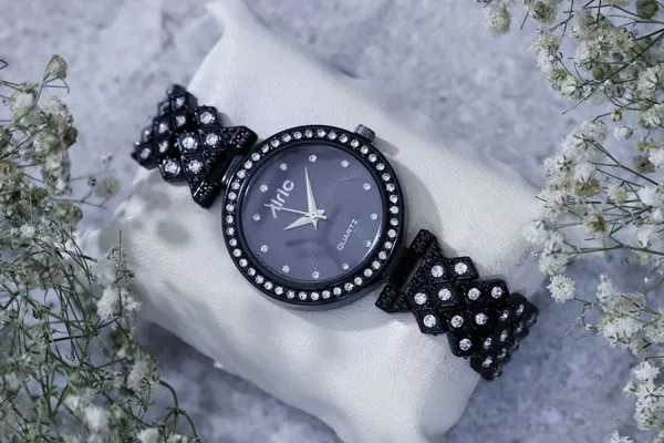 Black_Round_Quartz_Analog_Wrist_Watch_For_Women_(13.6_Mm_Dial)
