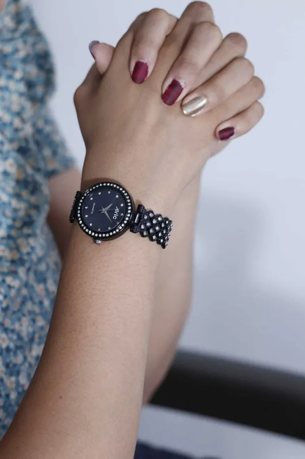Black_Round_Quartz_Analog_Wrist_Watch_For_Women_(13.6_Mm_Dial)