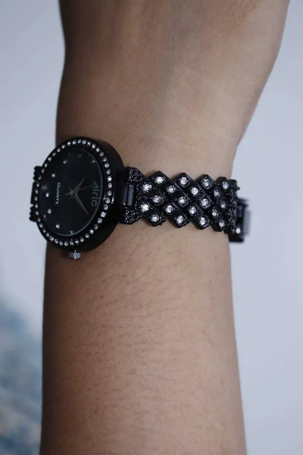 Black_Round_Quartz_Analog_Wrist_Watch_For_Women_(13.6_Mm_Dial)