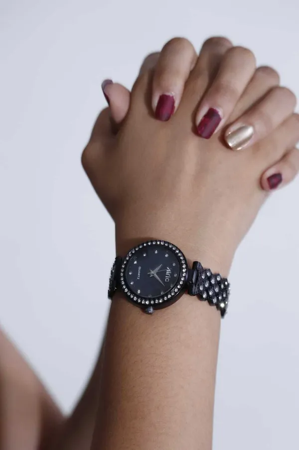 Black_Round_Quartz_Analog_Wrist_Watch_For_Women_(13.6_Mm_Dial)