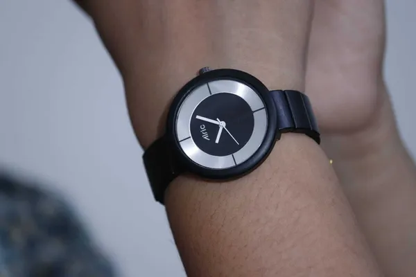Black_Round_Quartz_Analog_Wrist_Watch_For_Women_(13.6_Mm_Dial)