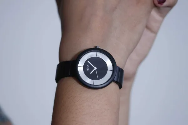 Black_Round_Quartz_Analog_Wrist_Watch_For_Women_(13.6_Mm_Dial)