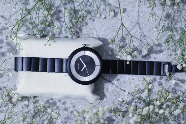 Black_Round_Quartz_Analog_Wrist_Watch_For_Women_(13.6_Mm_Dial)