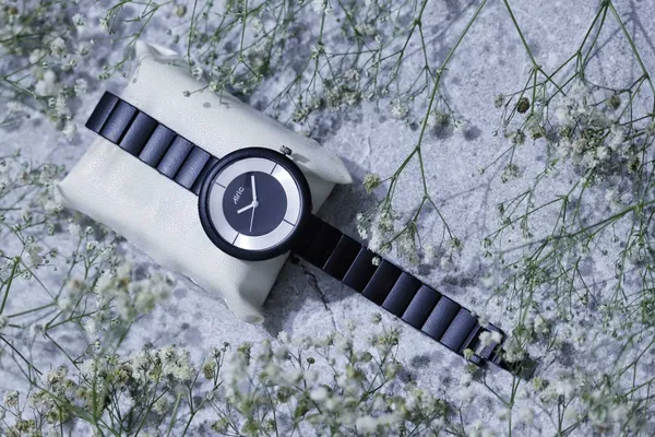 Black_Round_Quartz_Analog_Wrist_Watch_For_Women_(13.6_Mm_Dial)