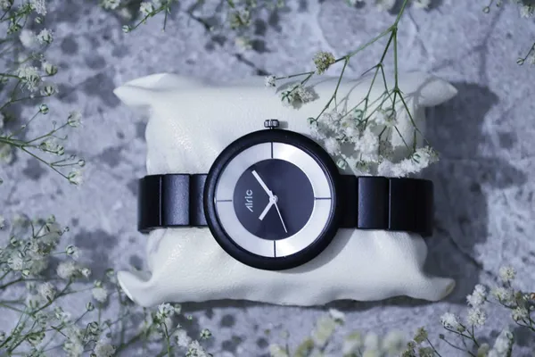 Black_Round_Quartz_Analog_Wrist_Watch_For_Women_(13.6_Mm_Dial)