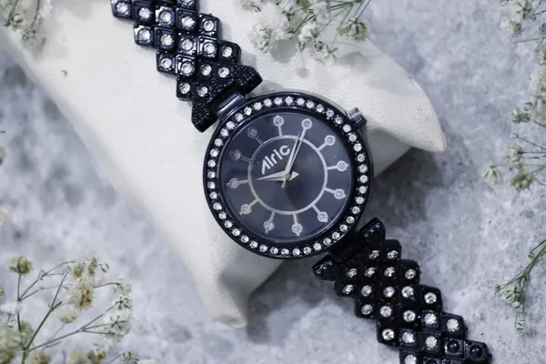 Black_Round_Quartz_Analog_Wrist_Watch_For_Girls_(13.6_Mm_Dial)