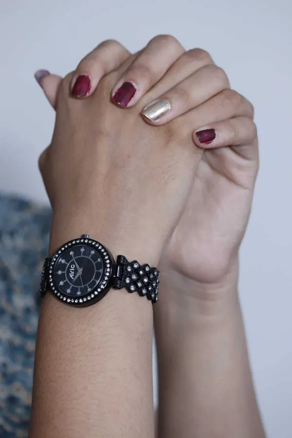 Black_Round_Quartz_Analog_Wrist_Watch_For_Girls_(13.6_Mm_Dial)