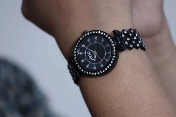 Black_Round_Quartz_Analog_Wrist_Watch_For_Girls_(13.6_Mm_Dial)