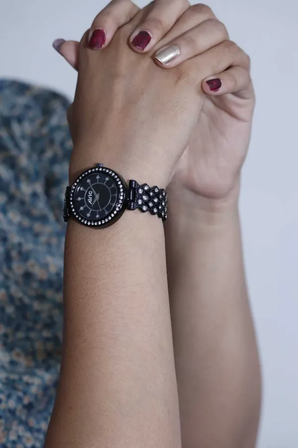 Black_Round_Quartz_Analog_Wrist_Watch_For_Girls_(13.6_Mm_Dial)