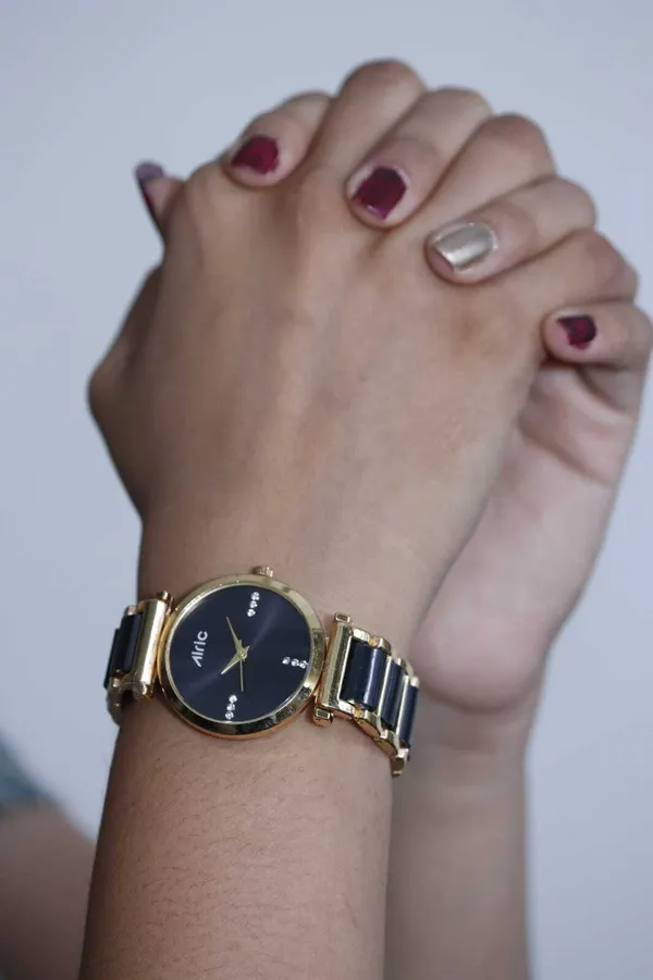Gold_&_Black_Round_Quartz_Analog_Wrist_Watch_For_Girls_(13.6_Mm_Dial)