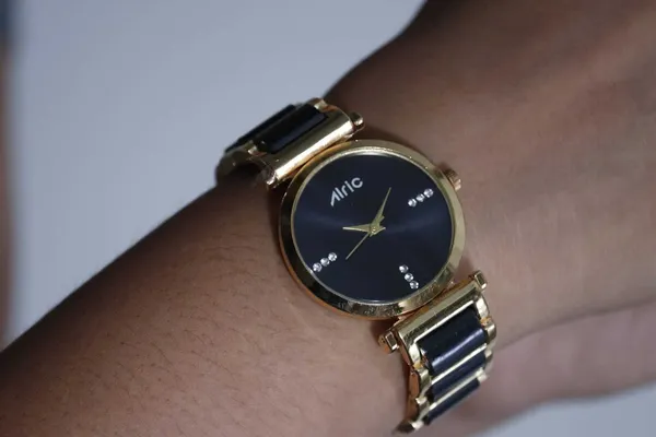 Gold_&_Black_Round_Quartz_Analog_Wrist_Watch_For_Girls_(13.6_Mm_Dial)