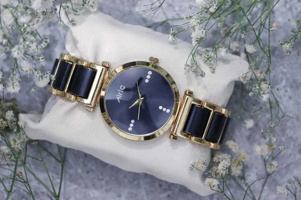 Gold_&_Black_Round_Quartz_Analog_Wrist_Watch_For_Girls_(13.6_Mm_Dial)