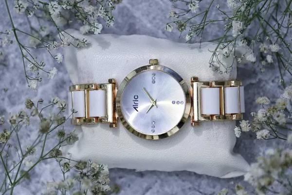 Gold_&_White_Round_Quartz_Analog_Wrist_Watch_For_Girls_(13.6_Mm_Dial)