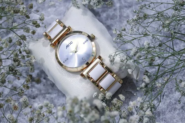 Gold_&_White_Round_Quartz_Analog_Wrist_Watch_For_Girls_(13.6_Mm_Dial)