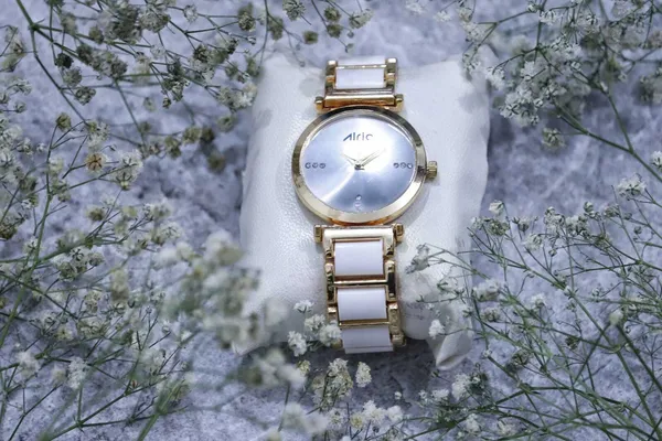 Gold_&_White_Round_Quartz_Analog_Wrist_Watch_For_Girls_(13.6_Mm_Dial)