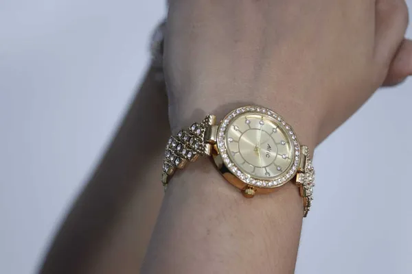 Gold_Round_Quartz_Analog_Wrist_Watch_For_Girls_(13.6_Mm_Dial)