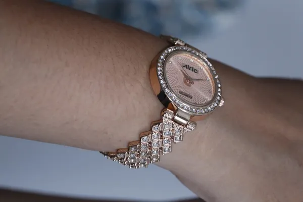 Gold_Round_Quartz_Analog_Wrist_Watch_For_Girls_(13.6_Mm_Dial)