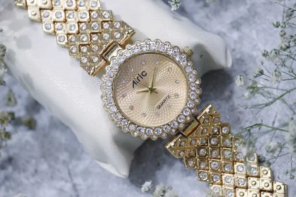 Gold_Round_Quartz_Analog_Wrist_Watch_For_Women_(13.6_Mm_Dial)