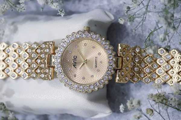 Gold_Round_Quartz_Analog_Wrist_Watch_For_Women_(13.6_Mm_Dial)