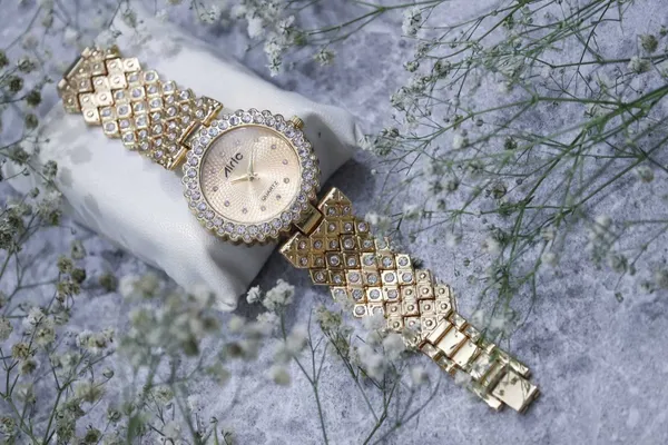 Gold_Round_Quartz_Analog_Wrist_Watch_For_Women_(13.6_Mm_Dial)
