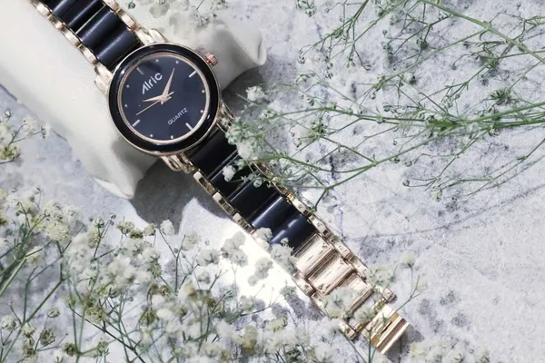 Rose_Gold_&_Black_Quartz_Analog_Wrist_Watch_For_Girls_(13.6_Mm_Dial)