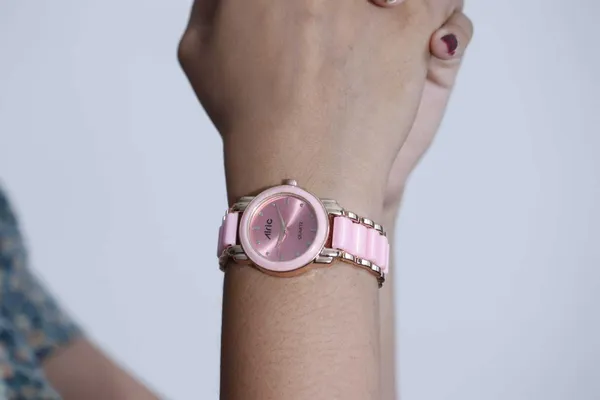 Rose_Gold_&_Pink_Quartz_Analog_Wrist_Watch_For_Girls_(13.6_Mm_Dial)