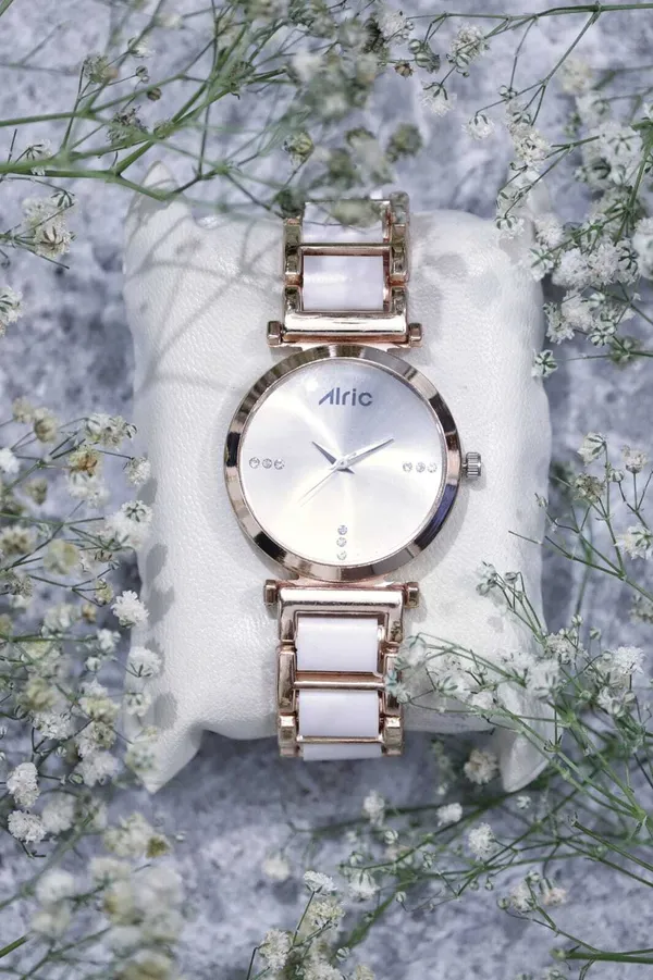 Rose_Gold_&_White_Round_Quartz_Analog_Wrist_Watch_For_Women_(13.6_Mm_Dial)