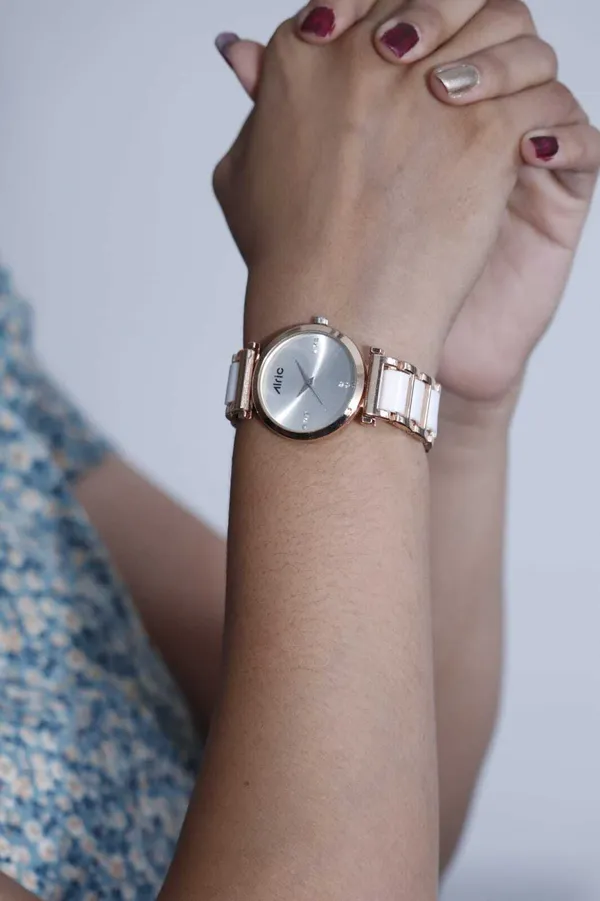 Rose_Gold_&_White_Round_Quartz_Analog_Wrist_Watch_For_Women_(13.6_Mm_Dial)