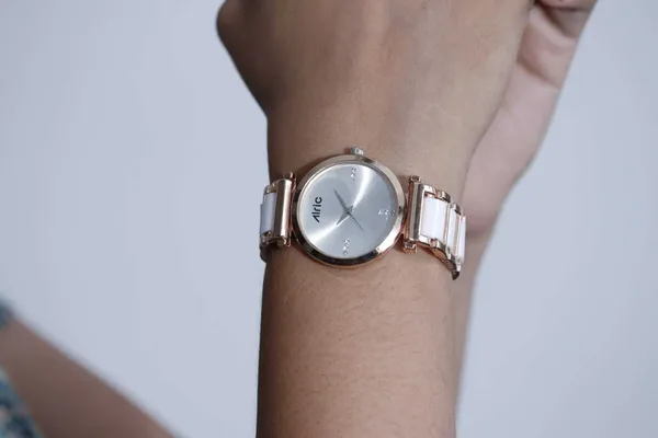 Rose_Gold_&_White_Round_Quartz_Analog_Wrist_Watch_For_Women_(13.6_Mm_Dial)