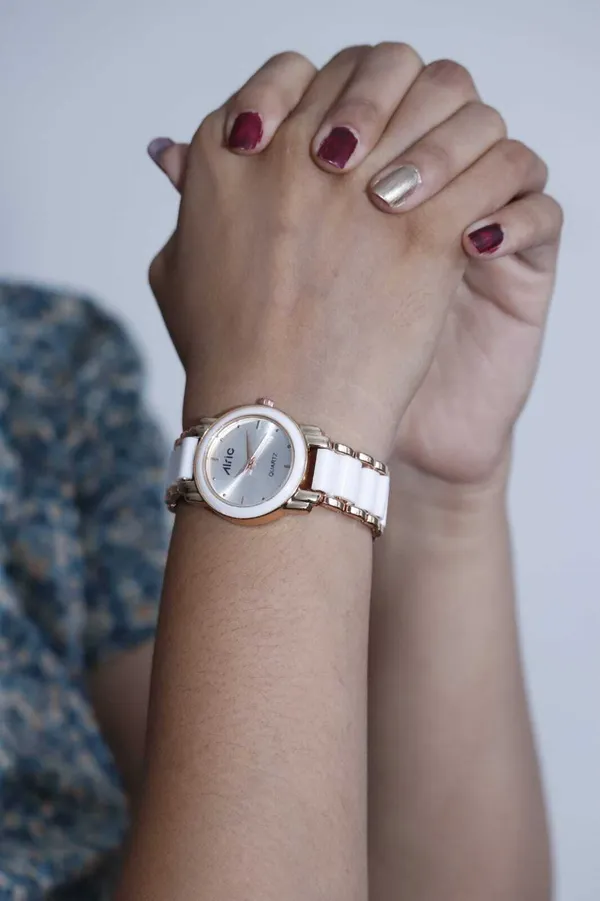 Rose_Gold_&_White_Round_Quartz_Analog_Wrist_Watch_For_Women_(13.6_Mm_Dial)