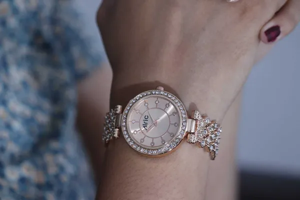 Rose_Gold_Round_Quartz_Analog_Wrist_Watch_For_Women_(13.6_Mm_Dial)