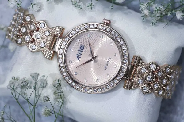 Rose_Gold_Round_Quartz_Analog_Wrist_Watch_For_Women_(13.6_Mm_Dial)