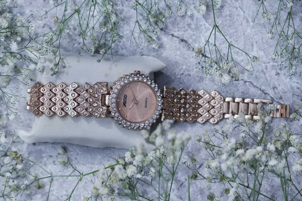 Rose_Gold_Round_Quartz_Analog_Wrist_Watch_For_Women_(13.6_Mm_Dial)
