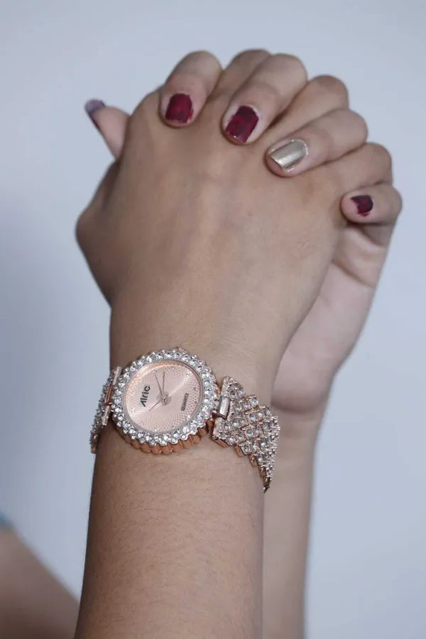 Rose_Gold_Round_Quartz_Analog_Wrist_Watch_For_Women_(13.6_Mm_Dial)