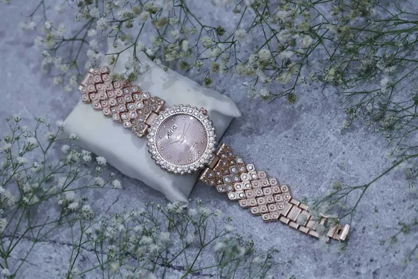 Rose_Gold_Round_Quartz_Analog_Wrist_Watch_For_Women_(13.6_Mm_Dial)