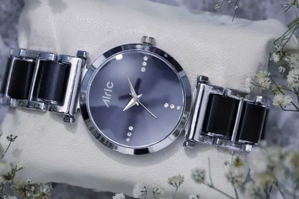 Silver_&_Black_Round_Quartz_Analog_Wrist_Watch_For_Women_(13.6_Mm_Dial)