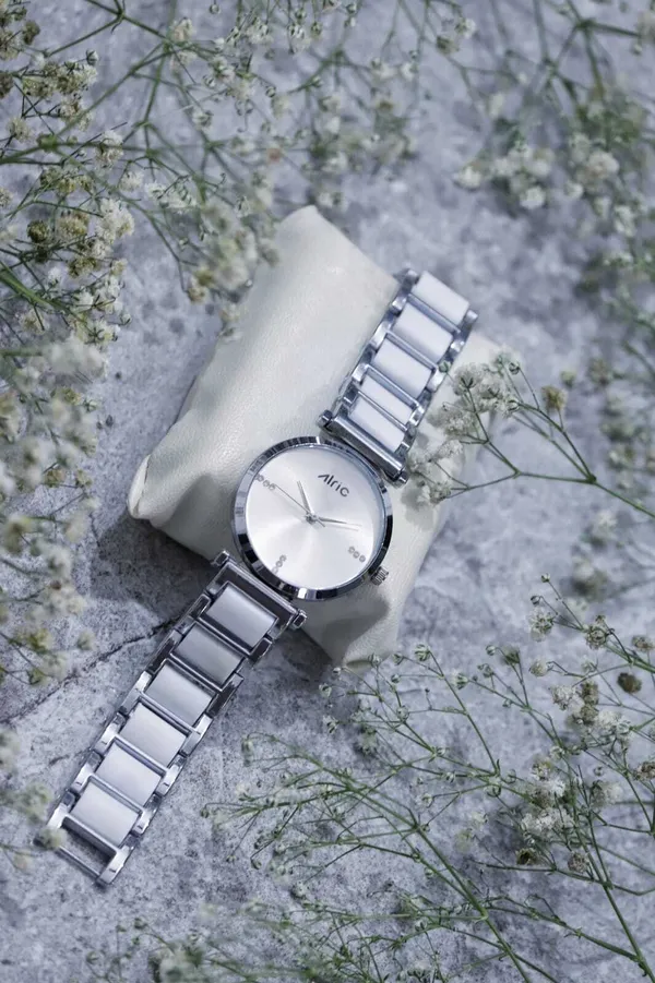 White_&_Silver_Round_Quartz_Analog_Wrist_Watch_For_Women_(13.6_Mm_Dial)