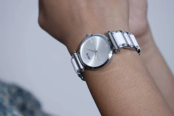 White_&_Silver_Round_Quartz_Analog_Wrist_Watch_For_Women_(13.6_Mm_Dial)