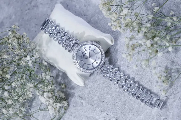 Silver_Round_Quartz_Analog_Wrist_Watch_For_Girls_(13.6_Mm_Dial)
