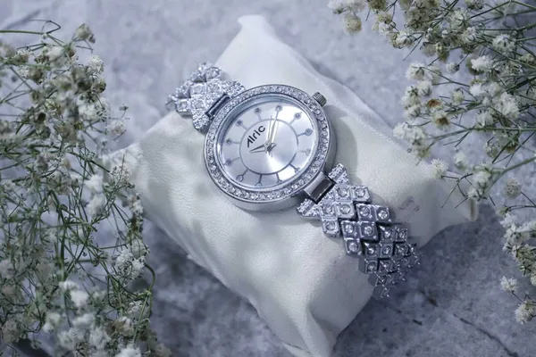 Silver_Round_Quartz_Analog_Wrist_Watch_For_Girls_(13.6_Mm_Dial)